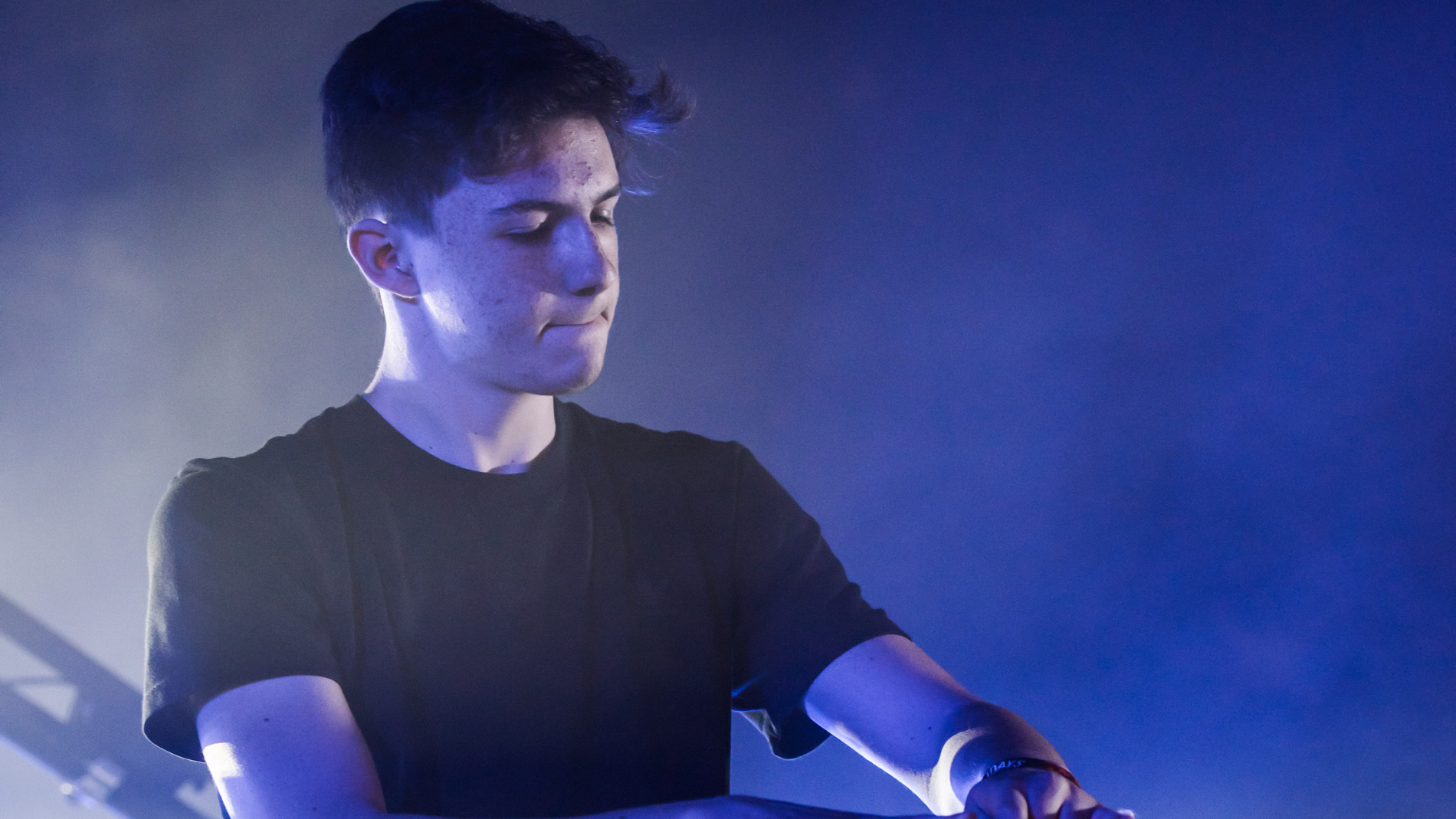 Paroles De Petit Biscuit Sunset Lover http://media.nrj.fr/1900x1200/2017/11/petit-biscuit_1331.jpg
