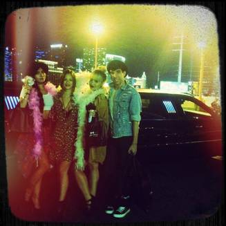 Demi Lovato pose à Las Vegas avec ses amis devant sa limousine! ©Twitter