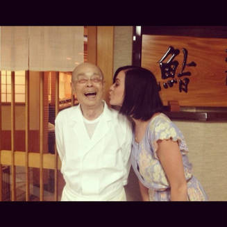 Katy Perry pose avec Jiro Ono chef trois étoiles au Japon ! ©Twitter