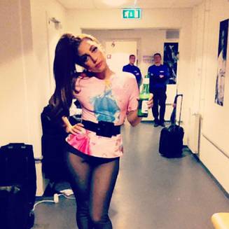 Lady Gaga pose avec son haut Cendrillon en coulisses ©NRJ