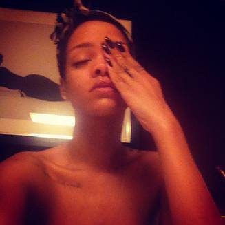 Rihanna trouve son réveil trop matinal ©Twitter