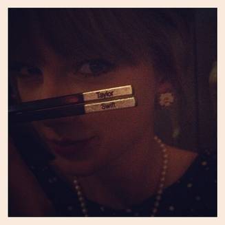 Taylor Swift au restaurant a des baguettes à son nom!!! ©Twitter
