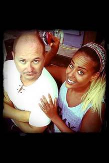 Amel avec Cauet pour la mise en radio officielle de son nouveau single Ma Chance sur NRJ ©Twitter