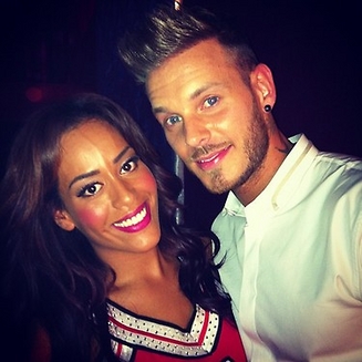 Avec Amel Bent 5 min avant le show! ©Twitter