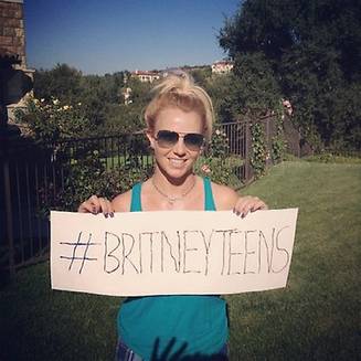 Britney affiche la pancarte faite par ses fils ©Twitter