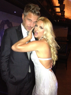 Britney pose avec Jason lors d'un gala de charité ©Twitter