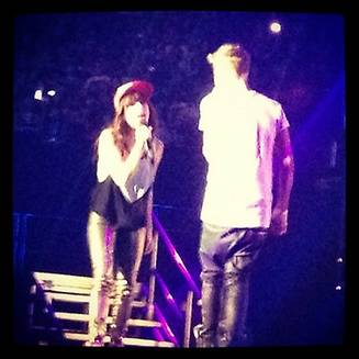 Carly et Justin sur scène: Merci à Justin de m'avoir invité sur ta tournée. C'est l'éclate ©Twitter