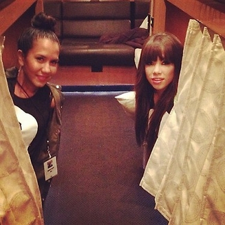 Carly Rae Jepsen, l'heure du coucher dans le bus de la tournée! ©Twitter