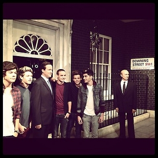 Les 1d ont décidé de s'arrêter au 10 Downing Street ©Twitter