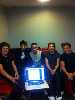 Les One Direction en live tweet avec NRJ ©Twitter