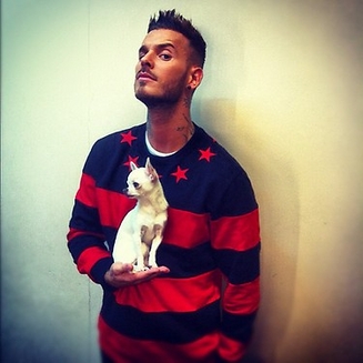MP avec le chien de Shy'm ©Twitter