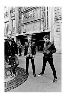 Muse devant l'Olympia pour leur concert de ce 2 octobre ©Twitter