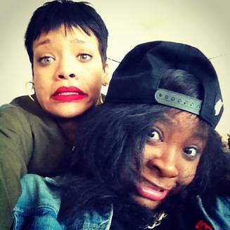 Rihanna avec sa cousine lors de son passage à Brooklyn ©Twitter