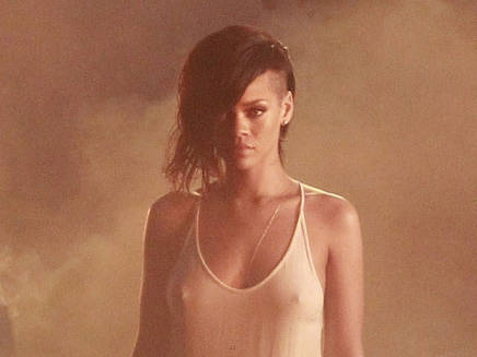 Rihanna_diamonds3