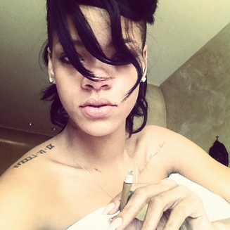 Rihanna - petit dej au lit ! ©Twitter