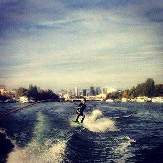 Shy'm surfe sur la Seine ©Twitter