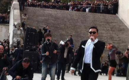 http://media.nrj.fr/436x327/2012/11/FLASH_MOB_GANGNAM_STYLE_AVEC_PSY_ET_CAUET02.jpg